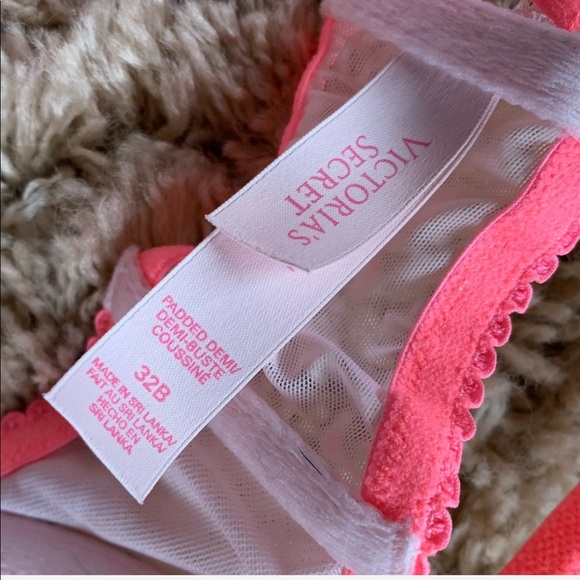 SUPER CUTE Victoria Secret Padded Demi Lace Bra - Picture 3 of 4